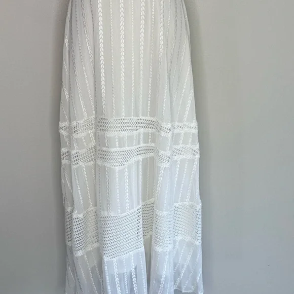 Elegant White Sleeveless Dress - Picture 3 of 6